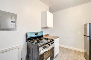 Main picture of 2840 S Moreland Blvd