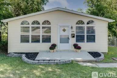 Main picture of 504 E Southern Dr