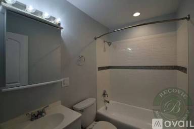 Main picture of 6826 N Ridge Blvd