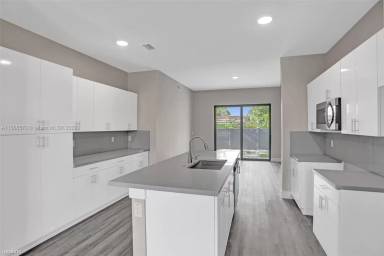 Main picture of 444 E 16th St