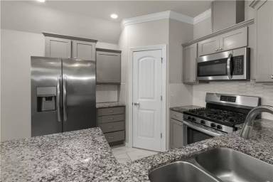 Main picture of 471 Holly St