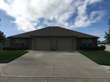 Main picture of 106 SW Rose Garden Ln