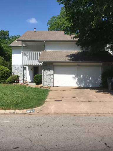 Main picture of 9224 S Lakewood Ave