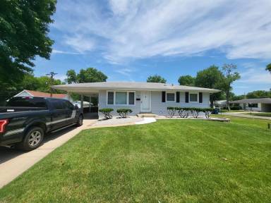 Main picture of 1015 Lindsay Ln