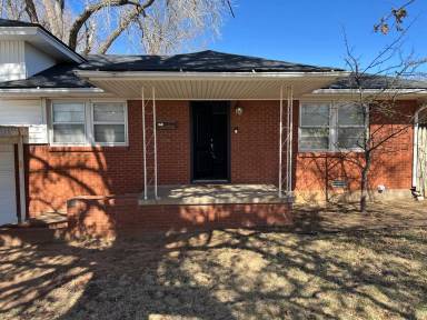 Main picture of 205 W Coe Dr