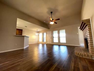 Main picture of 931 Meadow Cir N