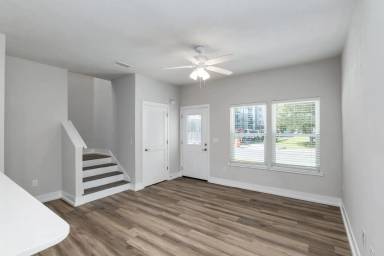 Main picture of 318 NW 8th St