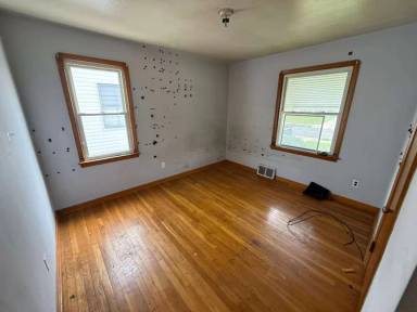 Main picture of 16011 Maplewood Ave