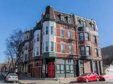 Main picture of 1436 W Erie St