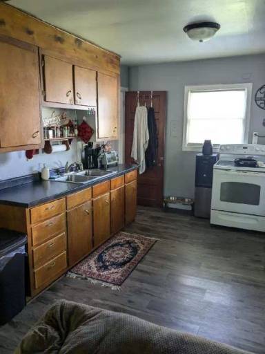Main picture of 129 1/2 E Washington St