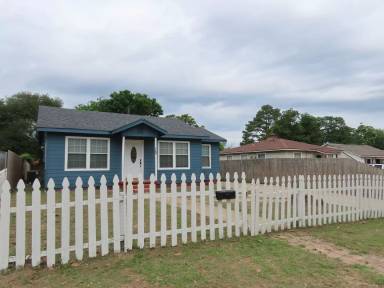 Main picture of 1133 S Academy St