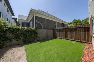 Main picture of 1536 W 11th Pl