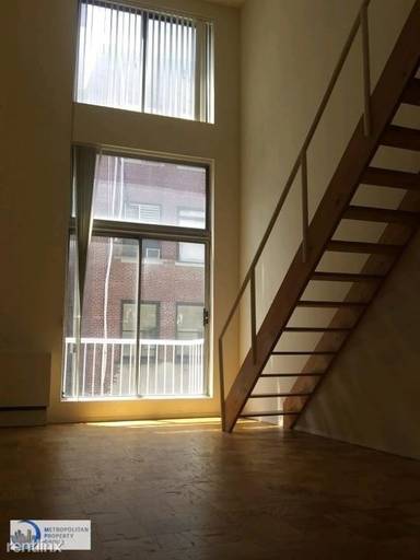 Main picture of 220 E 24th St