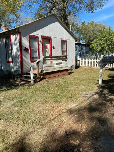 Main picture of 819 Mora St