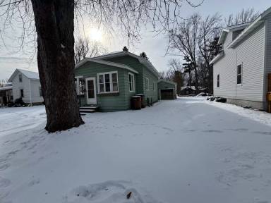 Main picture of 1216 W River Dr