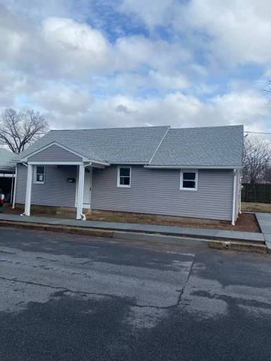 Main picture of 325 Pine St