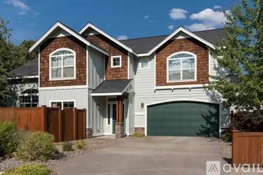 Main picture of 1071 NE Parkview Ct