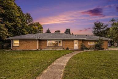 Main picture of 141 S Drake Rd