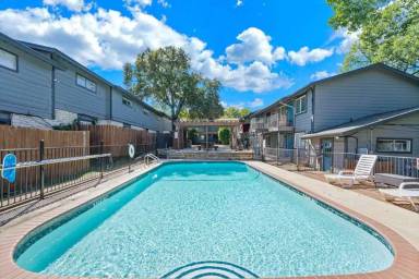 Main picture of 1302 Parker Ln