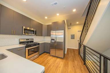 Main picture of 2402 W Jefferson St