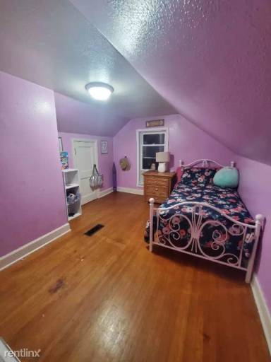Main picture of 517 1st St NE