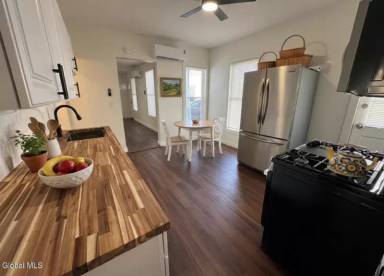 Main picture of 577 6th Ave
