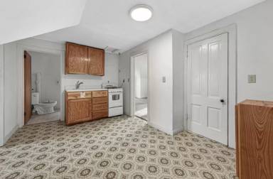 Main picture of 214 W College St