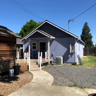 Main picture of 1019 W 12th St