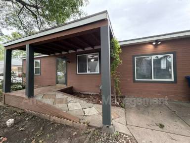 Main picture of 2122 N 32nd St