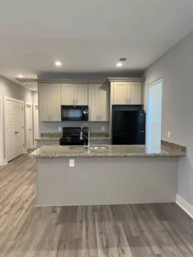 Main picture of 1024 Tricou St