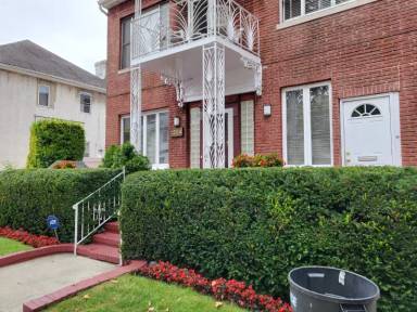 Main picture of 1384 E 10th St