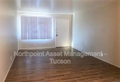 Main picture of 1528 N Craycroft Rd