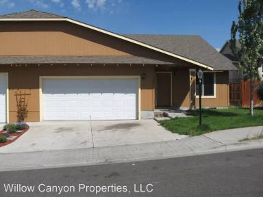 Main picture of 818 SE Strawberry Ln