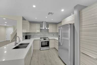 Main picture of 9632 Grapeland Ave