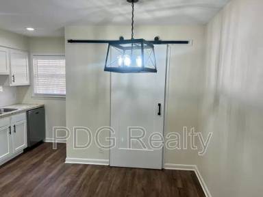 Main picture of 2100 Murray Ave