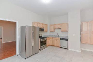 Main picture of 264 Webster St