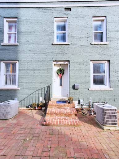 Main picture of 90 E 8th Ave