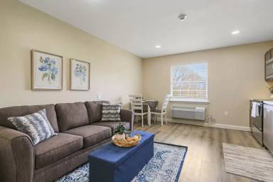 Main picture of 300 S Henry Clay Blvd
