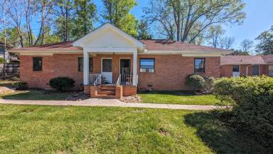 Main picture of 1910 Haywood Rd