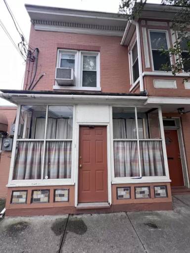 Main picture of 405 W Race St