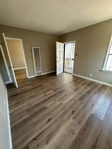 Main picture of 608 W 49th St