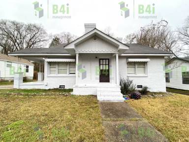 Main picture of 215 Poplar St