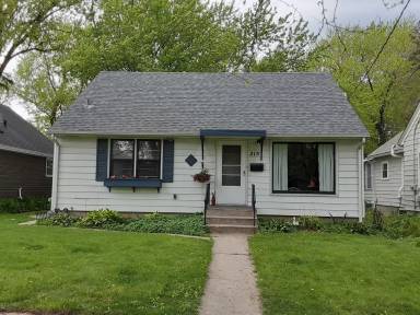 Main picture of 215 8th Ave NW