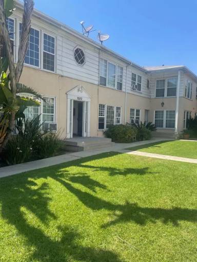Main picture of 15509 Victory Blvd