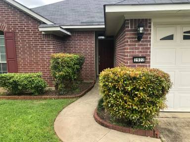 Main picture of 2922 Le Oaks Dr