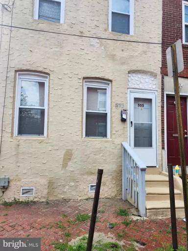 Main picture of 555 Roberts St