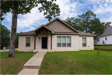 Main picture of 3021 Miracle Heights Cv