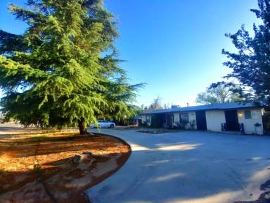 Main picture of 10400 Victor Ave
