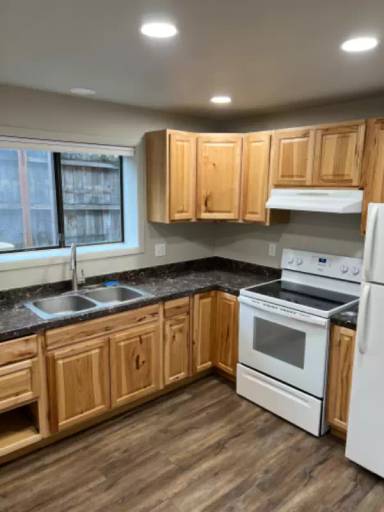 Main picture of 105 E Peach St