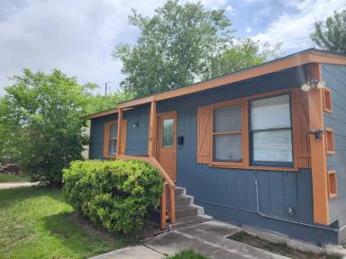 Main picture of 210 Harwood Dr